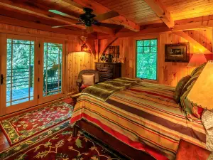 Luxury Retreat with Mountain and River Views - Exquisite Lodge
