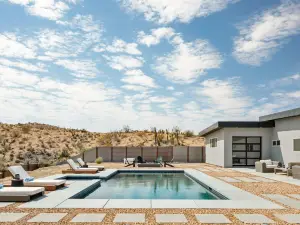 Luxury Pool and Spa Retreat - Stunning Hilltop Haven