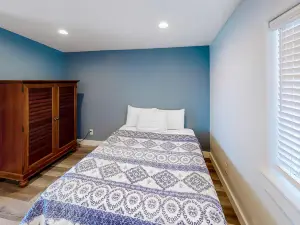 Oceanfront condo with jetted tub, WiFi, and smart TV - convenient to state parks