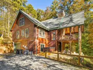 Gorgeous riverfront cabin with firepit, central AC, & washer/dryer