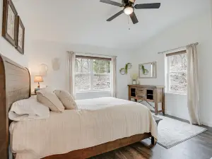 Charming Cabin Retreat - Fire Pit, Covered Porch, More