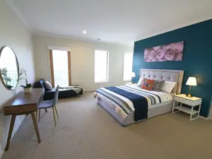 Modern 6BRM House Big Group at Pakenham