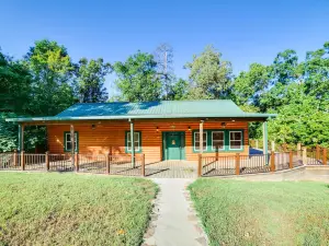 Coffeeville Cabin w/ Deck ~ 7 Mi to Grenada Lk