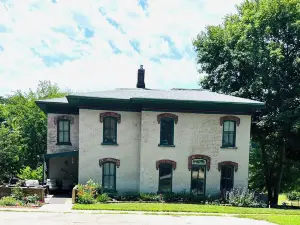 Historic 3 -bedroom house in Algona close to downtown WiFi. 2 parks nearby