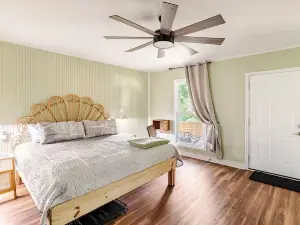 Family A-Frame: Fully-Fenced, Hot Tub, Fire Pit