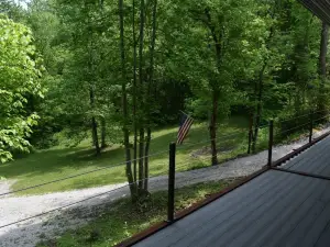 Shipping Container Cabin in the Woods of Red River Gorge-HotTub-Secluded-Private