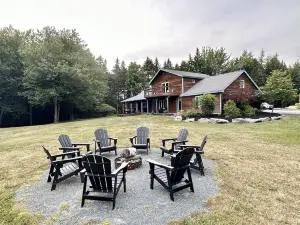 Newly Renovated Large House - Sleeps 21! [Tranquil Retreat]