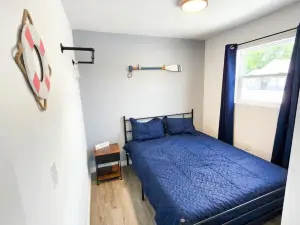 Lake View Cottage - 2 Bedroom w/Kitchenette. Family Friendly!