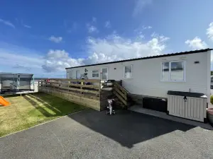 3 Bedroom Lodge, Close to Beach, Stunning Views, includes hot tub