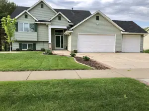 Private 4 Bedroom House Perfect for Families and Weddings! HOTTUB now available!