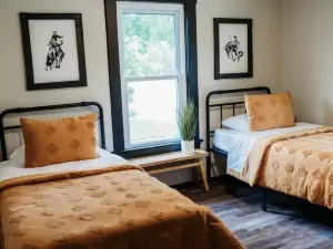 Cozy Midwest Bunkhouse located in the heart of the Ozarks!