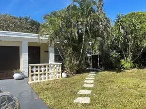 Pineapple Cove-Adorable Home W/ Private Tropical Pool/ close to Beach & Park