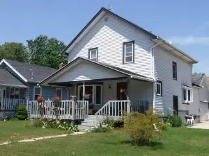 Cozy home near Lake Michigan. Easy drive to Green Bay, Door County & Sheboygan.