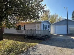 Private Lakeside Escape on Devils Lake