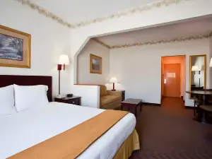 Holiday Inn Express & Suites Hiawassee