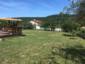 Inviting 4-Bed Villa in Dolishte