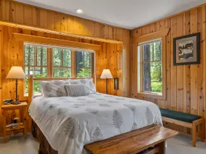 Cozy Riverside Haven, Fireplace, WiFi, Serene Retreat