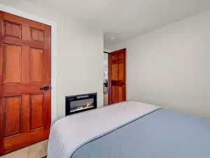 Exclusive Lakefront For 10 w/ Sauna, Kayaks, Peace
