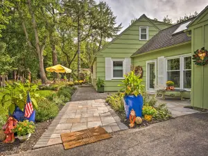 Pittsford Trolley Home - Near Erie Canal!