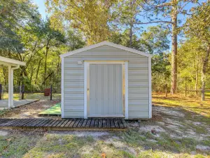 Williston Home w/ Yard: 6 Mi to Devils Den Spring