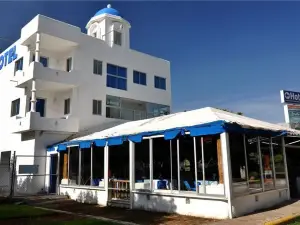 Hotel Media Luna