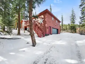 Moose Trail Retreat 3 Bedroom Home by RedAwning