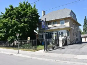 10th Avenue Guest House & Suites