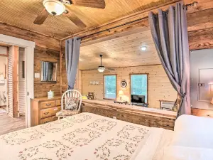 Updated Cabin w/ Porch, Mins to Cossatot River