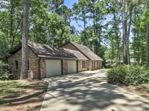 Piney Woods Cottage, Steps from Livingston Lake!