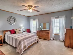 Lyndonville Home w/ Fire Pit, Screened Patio & A/C