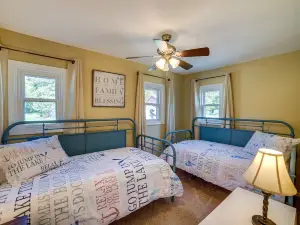 Quaint Olivet Cabin w/ Patio on Duck Lake!