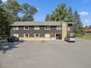 Pelican Lakes Motel
