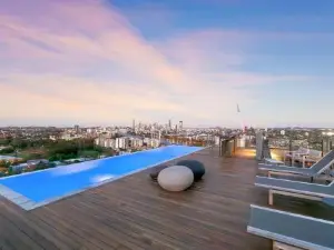 Modern APT in Toowong with Mountain View