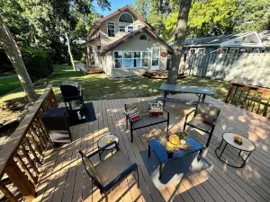 'Tis Our Cottage: Modern Lakefront Clean Lake Quiet & Relaxing Just Off Toll Rd