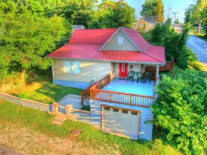 The Corner Cottage (+Patio, Fire Pit & Grill)