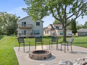 Waterfront Retreat- 15 minutes from Lambeau field, easy access to Door County!