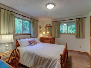 Relaxing dog-friendly house with private yard & entertainment - walk to the beach
