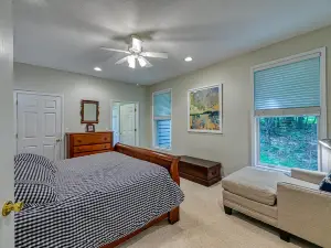 Quiet hideaway with a private hot tub, dry sauna, wood fireplace, & washer/dryer