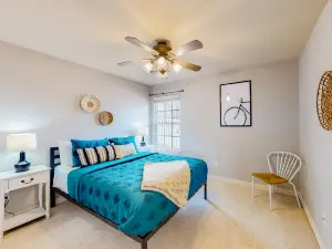 Dog-friendly charmer with an enclosed yard, fireplace, jetted tub, W/D, and AC