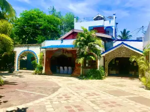 Maru's Beachfront Rooms