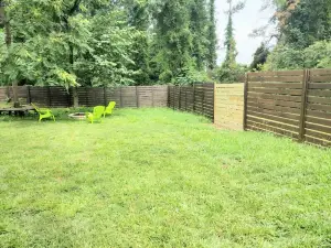 Tropical vibes/Hot tub/NEW BEDS Gated backyard/Pool Table/Gazebo/Garden/Fire Pit