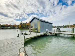 Waterfront Topping Vacation Home w/ Boat Dock!