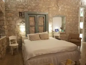 Kamena kuća-Stone House