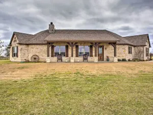 < 3 Mi to Texas Tulips: Pilot Point Home w/ Patio