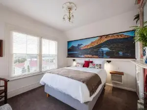 Mersey River Cottage ( Cir 1888) Central Location with Amazing Ocean and Habour Views.