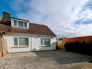 Modern 3 bedroom house w/hot tub, garden and off street parking. Dog friendly.