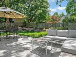 Mins to DTA - King Beds - Parking