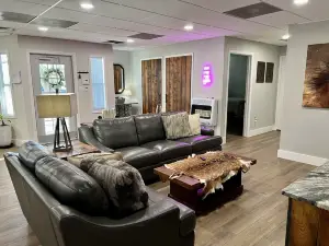 The Barndeaux Guest House - 3 BR/3BA, Bulverde, TX