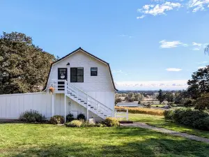 Cozy Barn Cottage Retreat nestled in the vineyards of Eola-Amity Hills