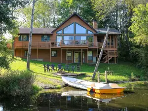 Lakeside Haven Home On Birch Lake, Sleeps Up To 12 People.